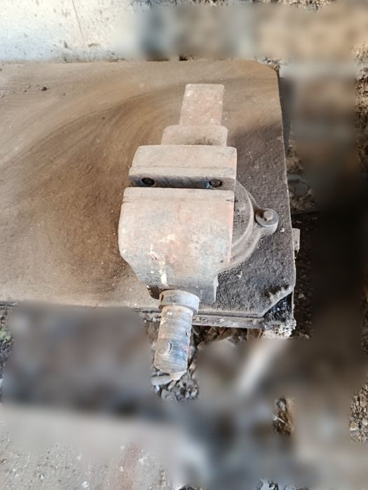 Продам тиски слесарные