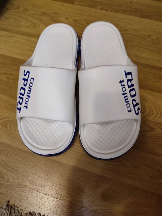 Чоловічі шльопанці.