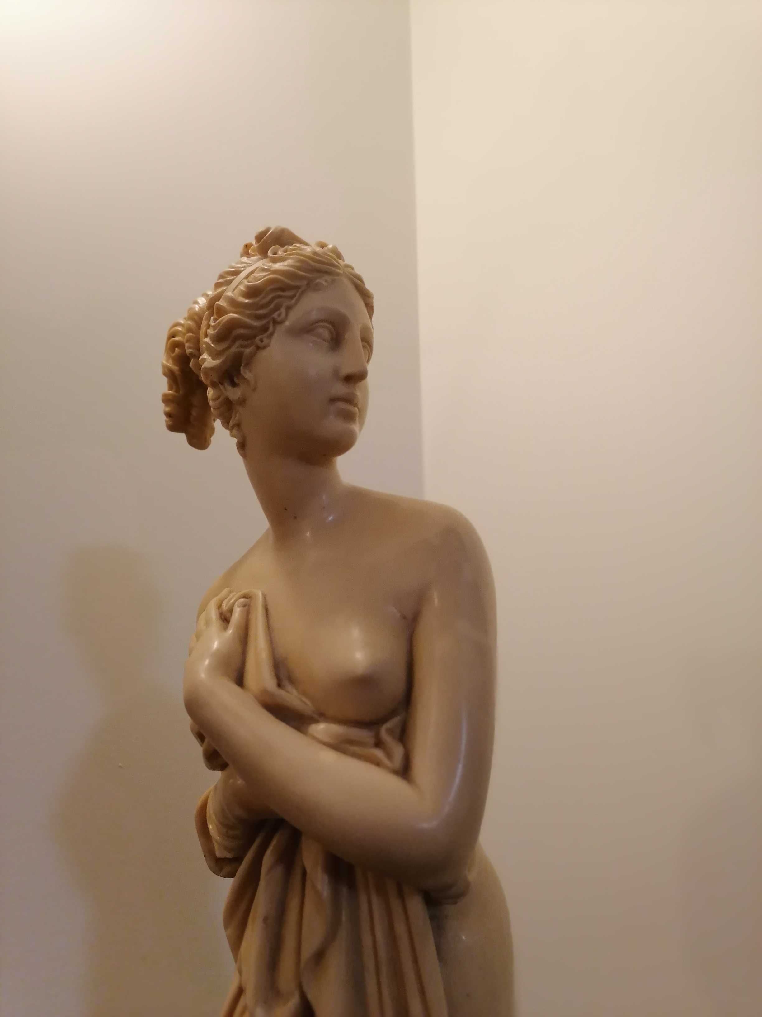 Estátua de mulher, de corpo inteiro, antiga, base em madeira pau preto