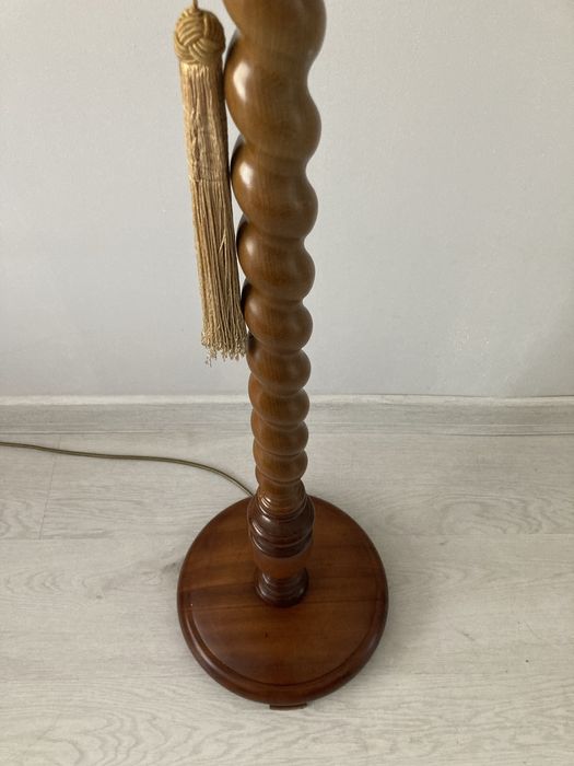 Drewniana lampa podłogowa z abażurem