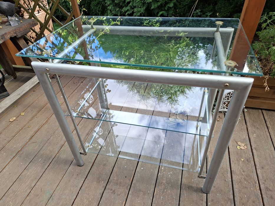 Szklany stolik kawowy z metalowym stelażem, 3 półki
> 
>