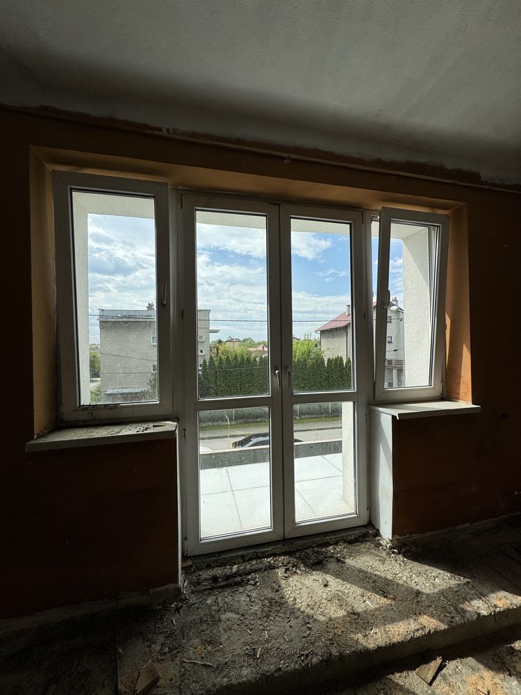 Drzwi balkonowe z oknami