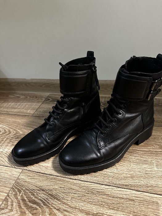 Чорні шкіряні напівчоботи