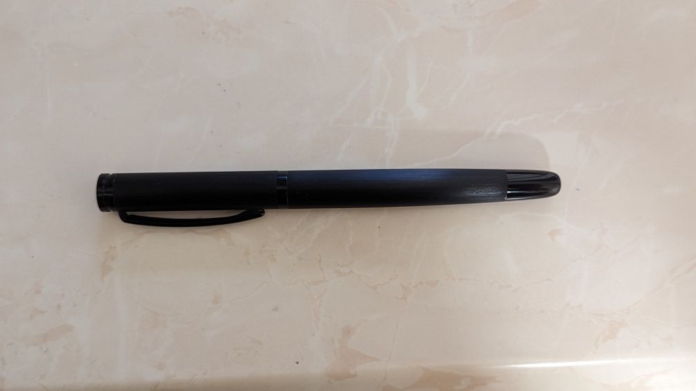 Ручка-перо чорного кольору
