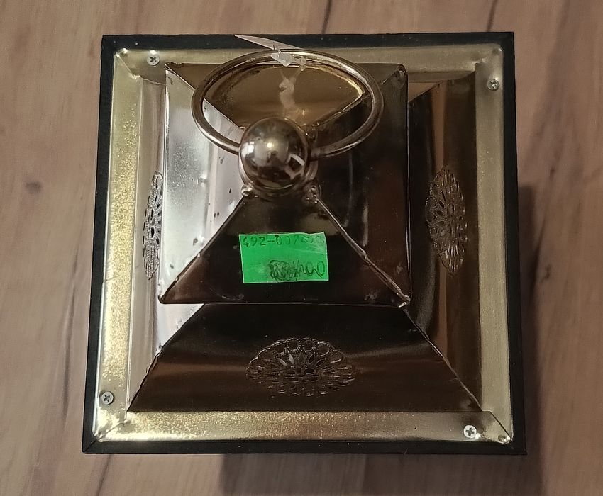 Lampion wzorowany na starych lampach.