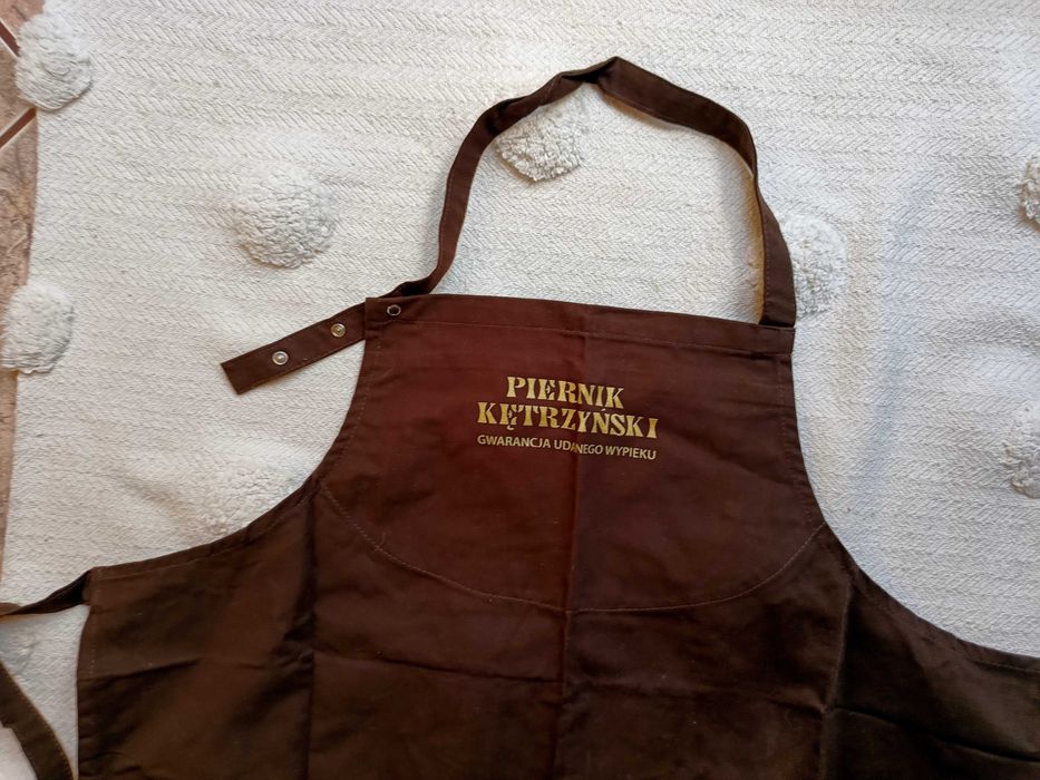 Brązowy fartuch kuchenny