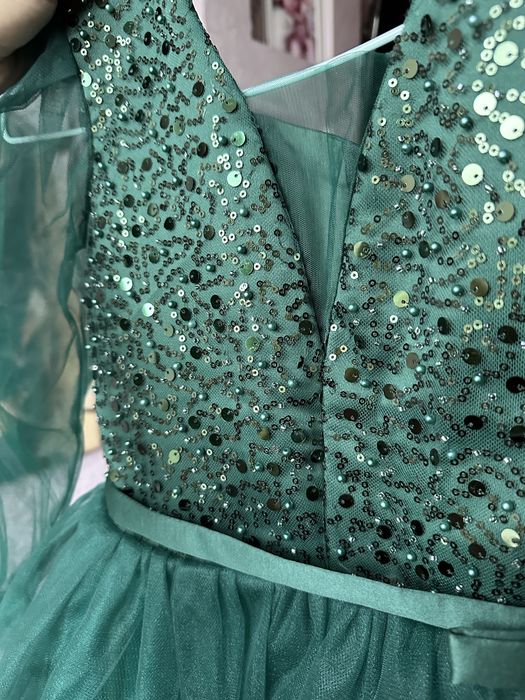 Продам красивое платье на девочку