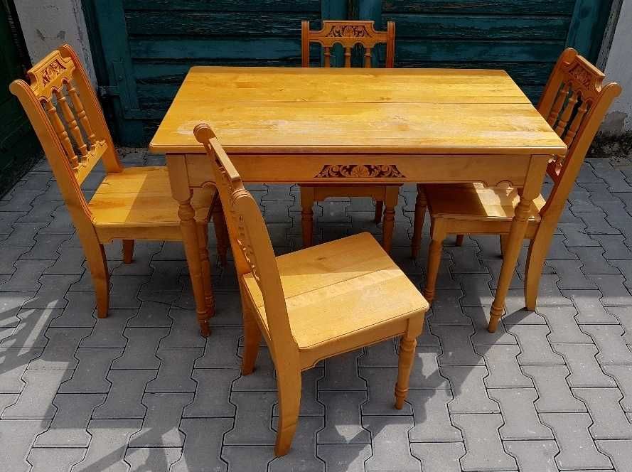 Stoł z 4 krzeslami w wiejskim, Zakopiańskim stylu.