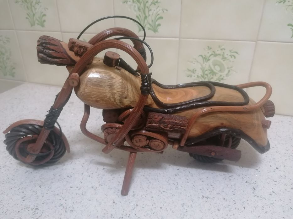 Mota artesanal, toda em madeira reciclável, para colecionar