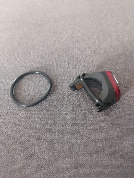 Lampka rowerowa Knog Blinder Mini Square tył widoczność 300 metrów USB