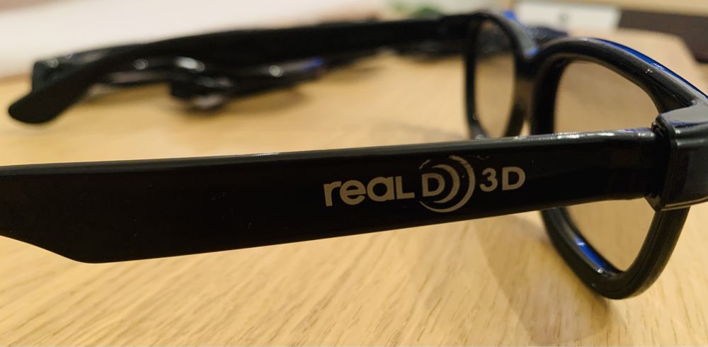 Vários óculos 3D da marca Real D