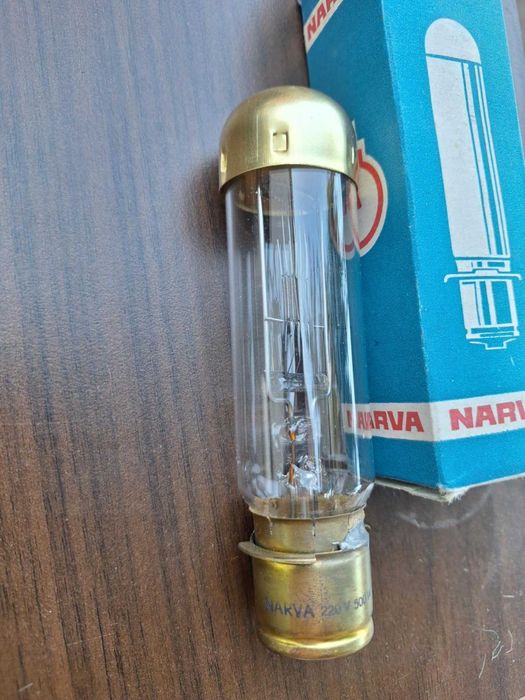 Żarówka NARVA 220 V 500 W do projektora.