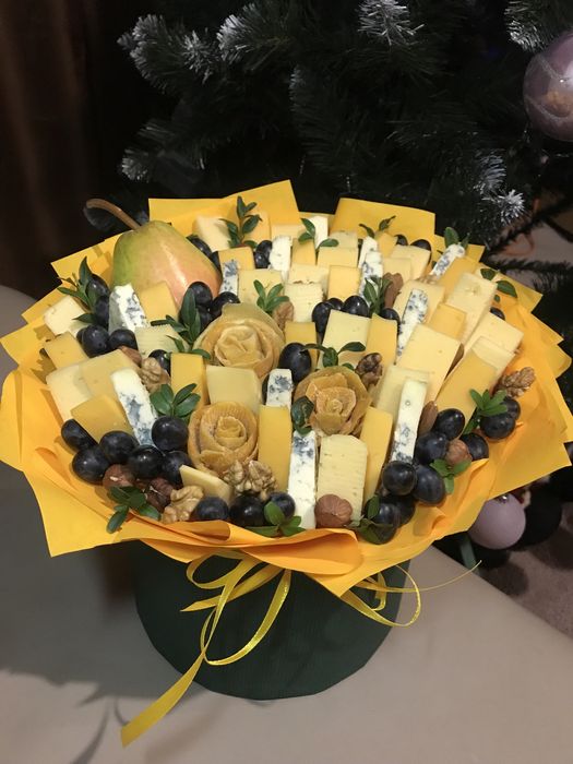 Їстівний букет. Букет з сиру, ковбасок, сухофруктів, цукерок.