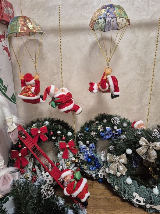 Новорічна іграшка музичний Санта на драбині , на мотузці, з парашутом