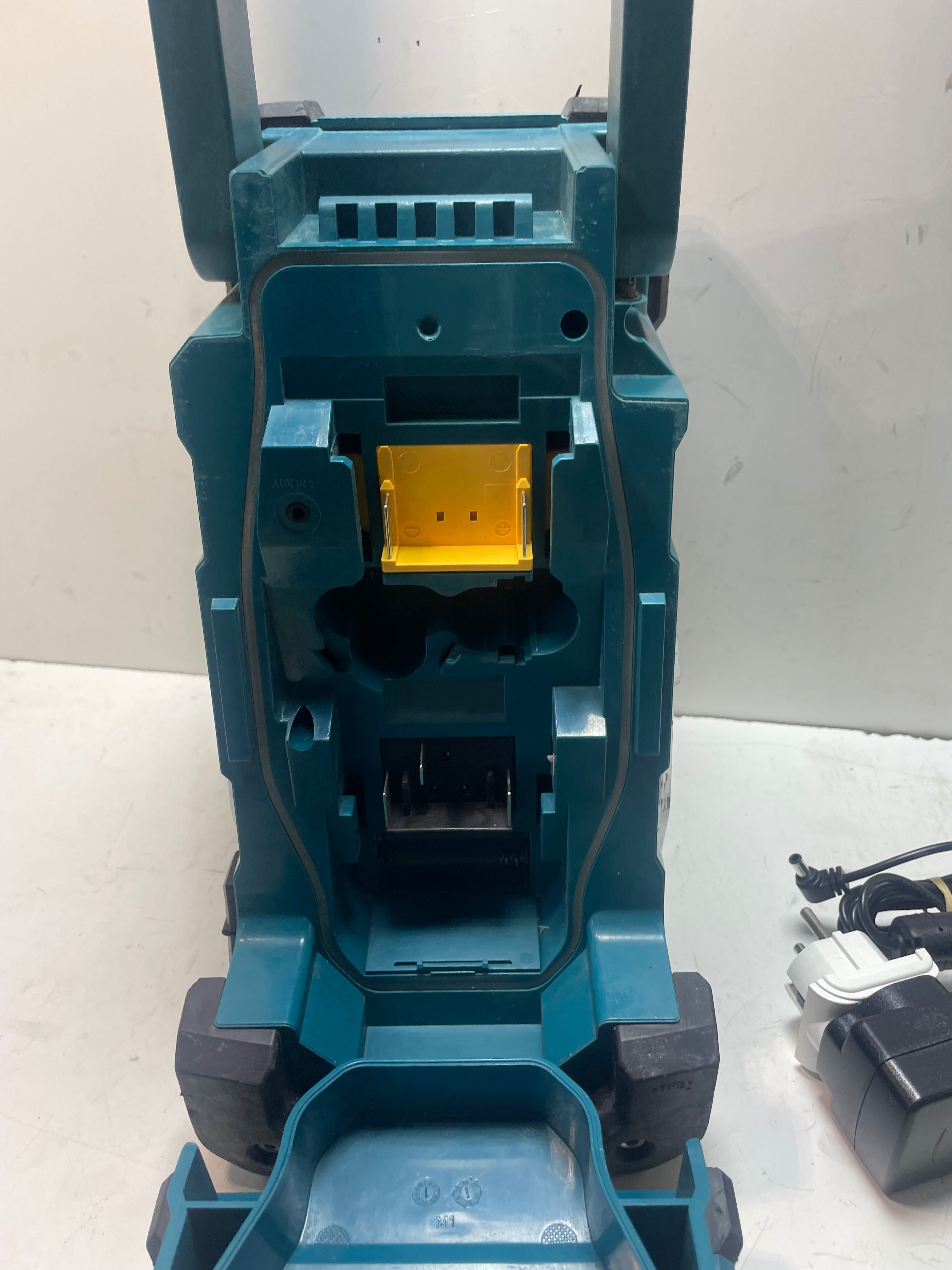 Makita DMR106/радіо Макіта 18в/220в