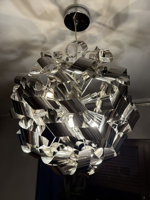 Srebrna lampa wiszaca do salonu modna