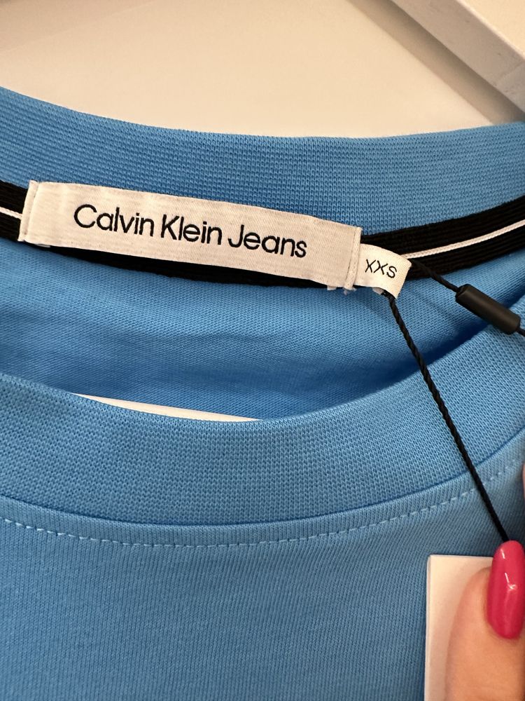 nowy damski T-shirt Calvin Klein w kolorze niebieskim, rozmiar XXS.