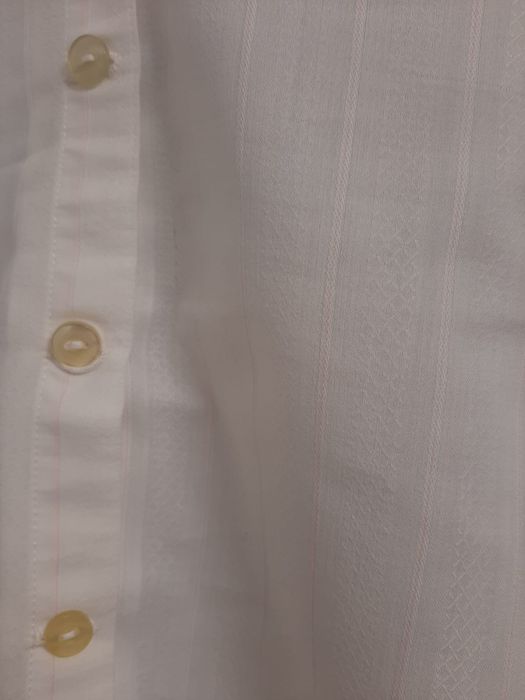 Camisa branca de manga curta