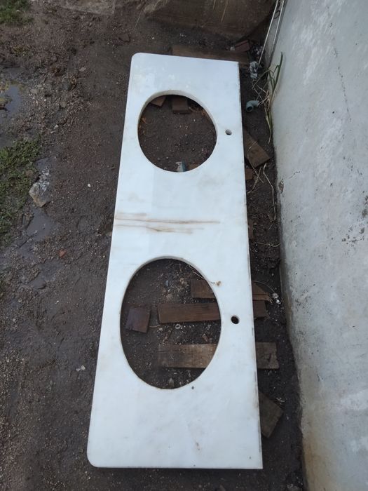 Lavatório  embutido em pedra de mármore