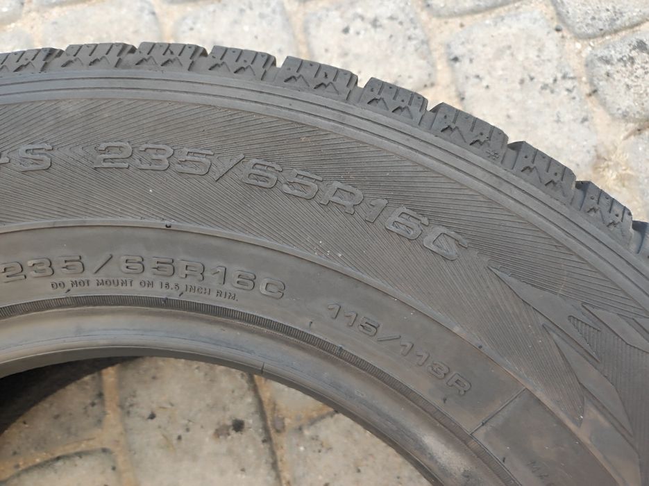 235.65.16c Dwie opony zimowe Goodyear Cargo UltraGrip