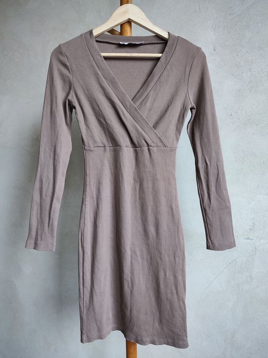 Beżowa sukienka prążkowana długi rękaw zakładka dopasowana tuba S M