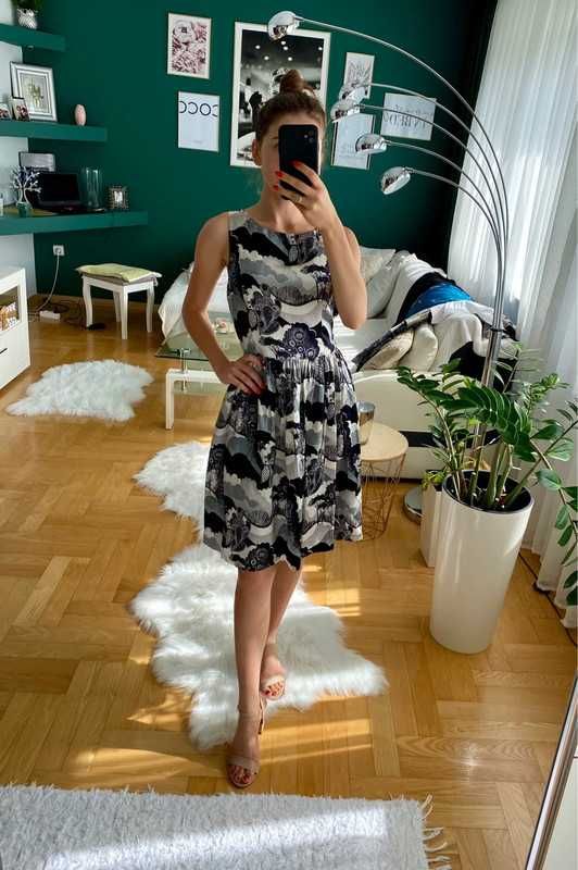 Elegancka sukienka marki SIMPLE
