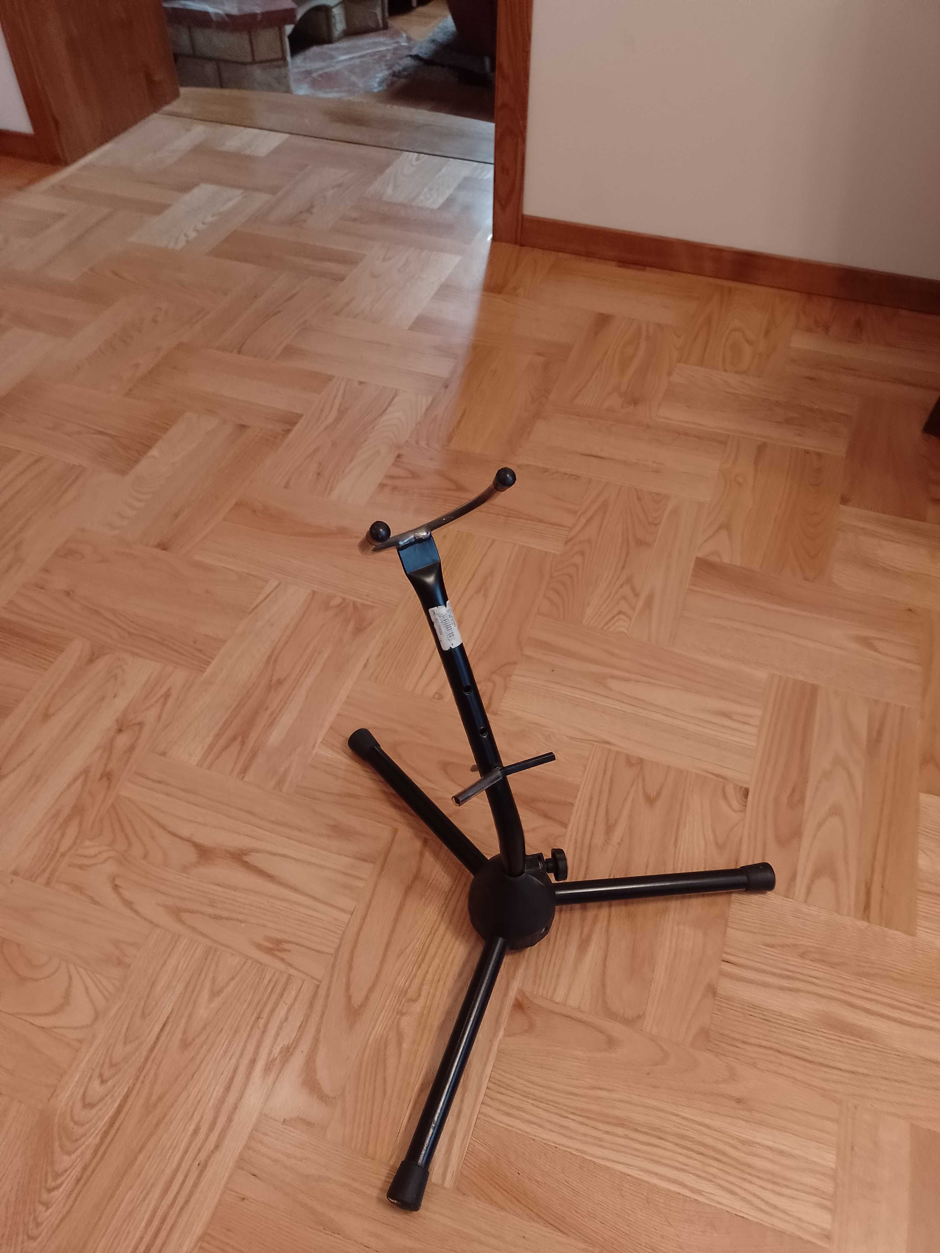 Stojak pod saksofon