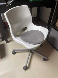 Cadeira branca rotativa IKEA