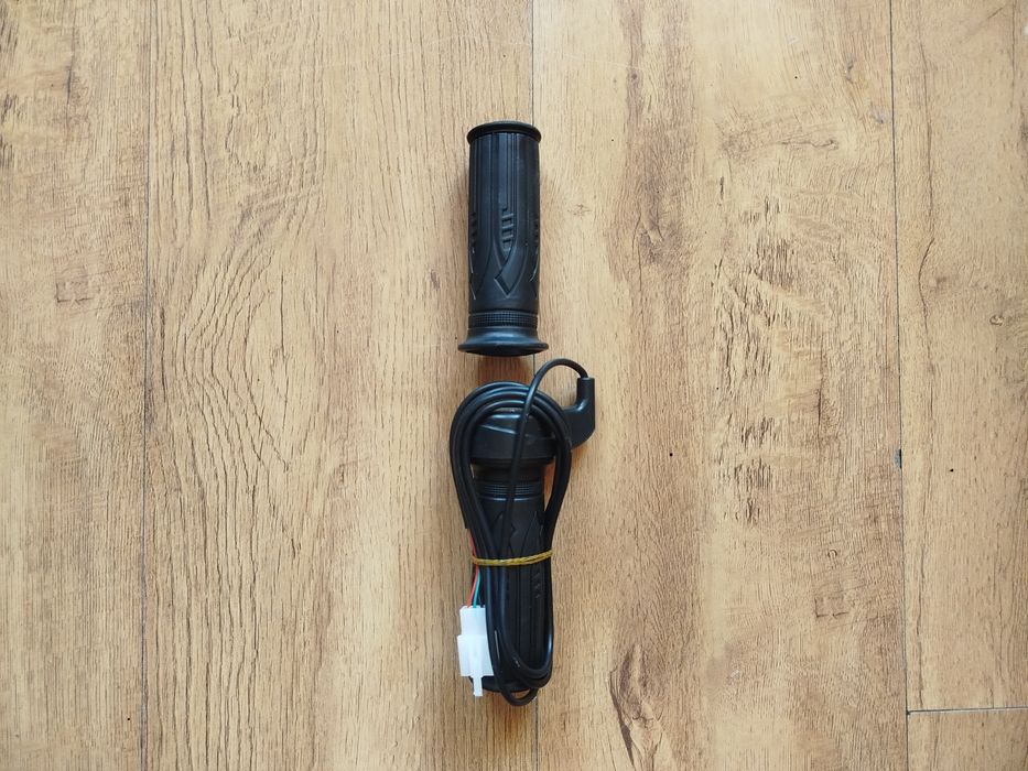 EXTRA CENA Dwie rączki jedna słuzy jako manetka gazu długi przewód 145