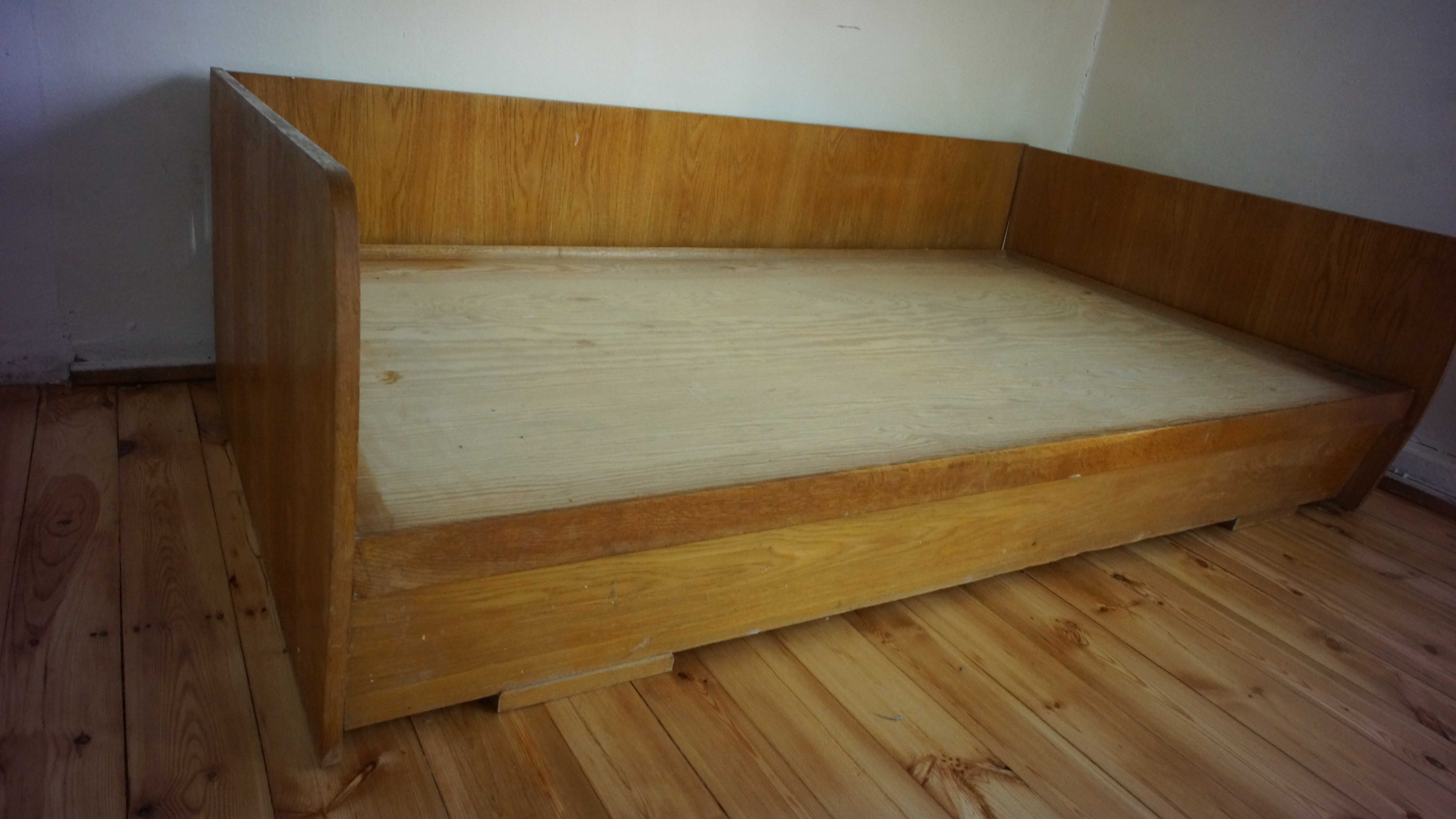Drewniane łóżko art-deco