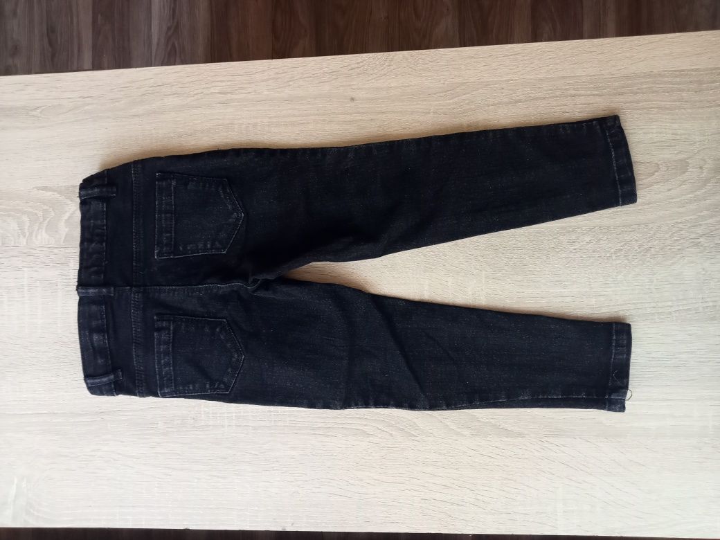 Czarne jeansy 104