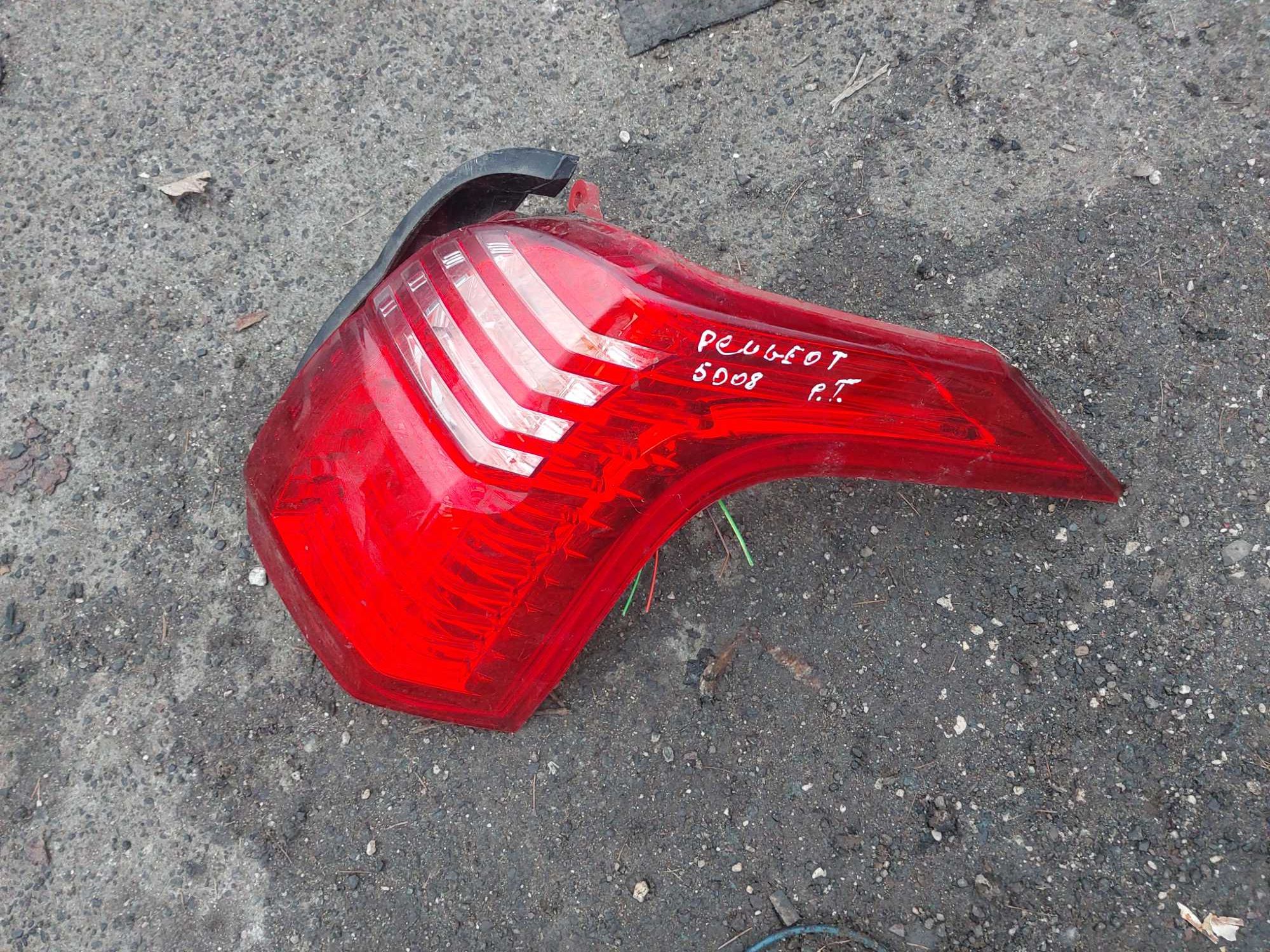 Lampa prawa tyl tylna peugeot 5008