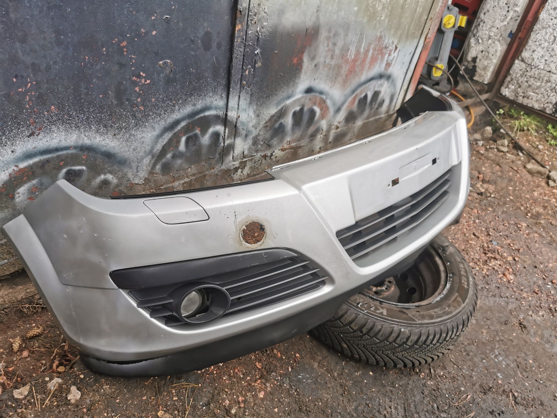 Zderzak przedni Przód Opel Astra H xenon srebrny