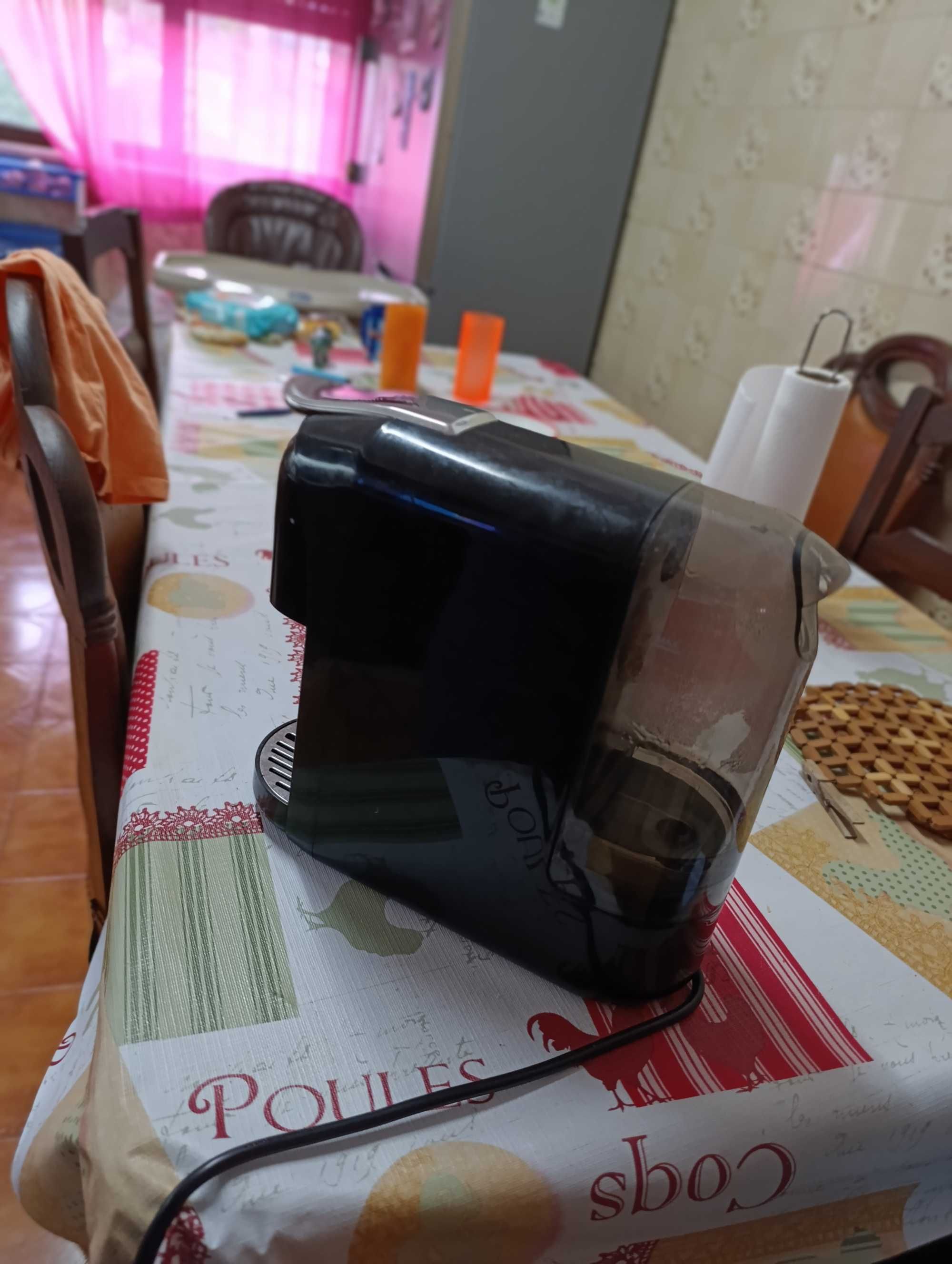 Máquina de café com acessórios