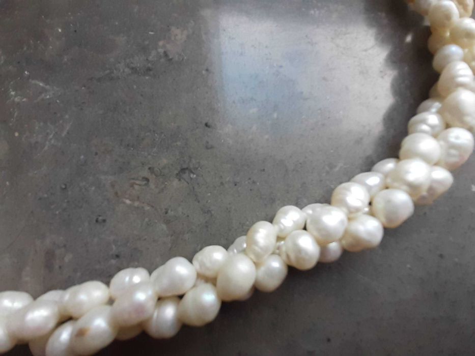 Colar pérolas c/3 filas e fecho prata, nunca usado