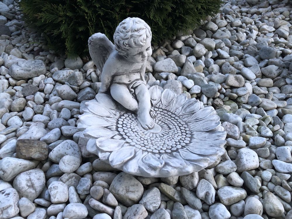 Figurka ogrodowa poidełko dla ptaków aniołek