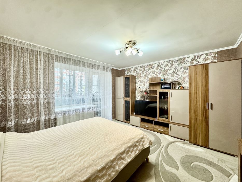 Продаж 2к квартири 65 кв. м на вул. Миколаївська 6