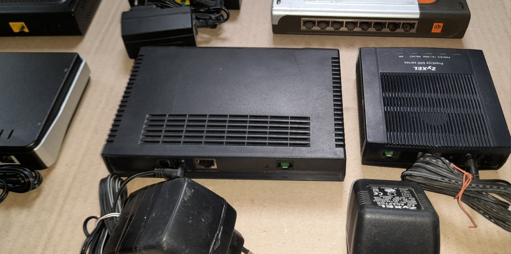 Коммутатор и модем портами Ethernet.