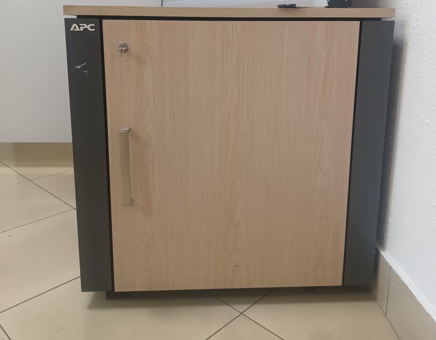 Dźwiękoszczelna szafa serwerowa APC AR4000MC – idealna do biura