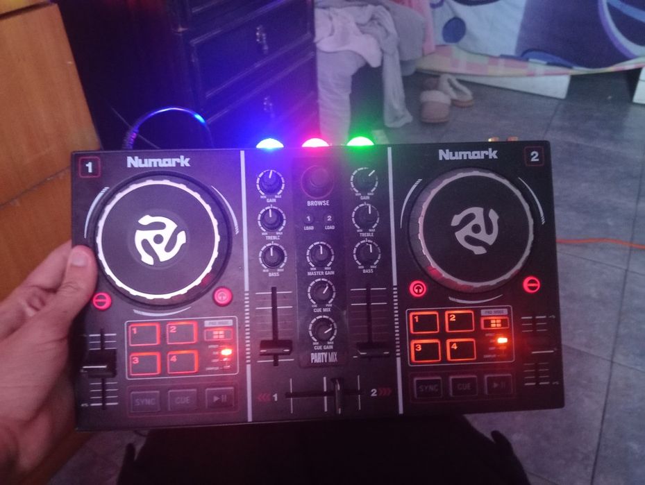 Mesa de DJ Numark party mix