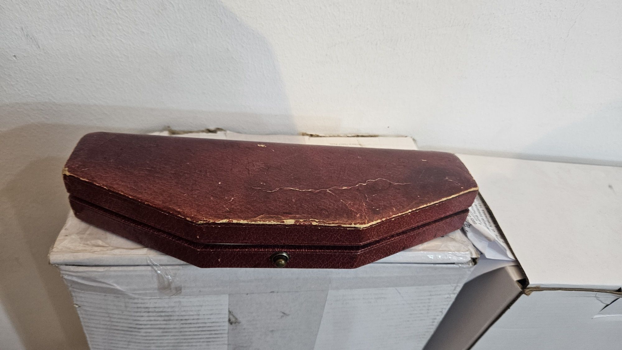 Stary nożyk do papieru i pieczęć lakowa