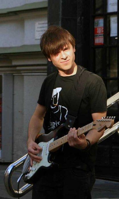 Nauka gry na gitarze oraz śpiewu.