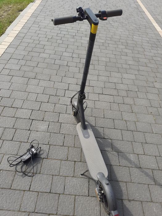 Hulajnoga elektryczna Mi Electric Scooter Essential 250 W