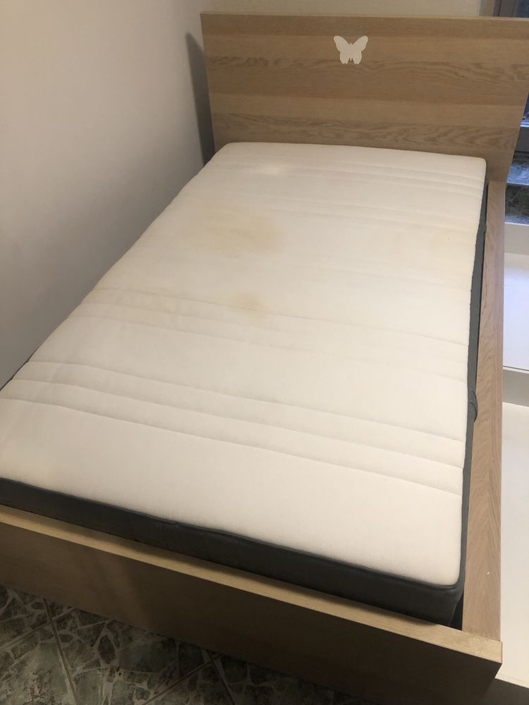 Łozko z zaglowkiem Ikea z materacem i pojemnymi szufladami