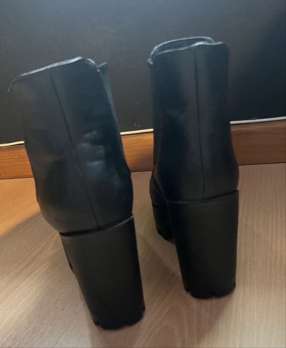 Bota preta cano baixo salto alto portes incluso