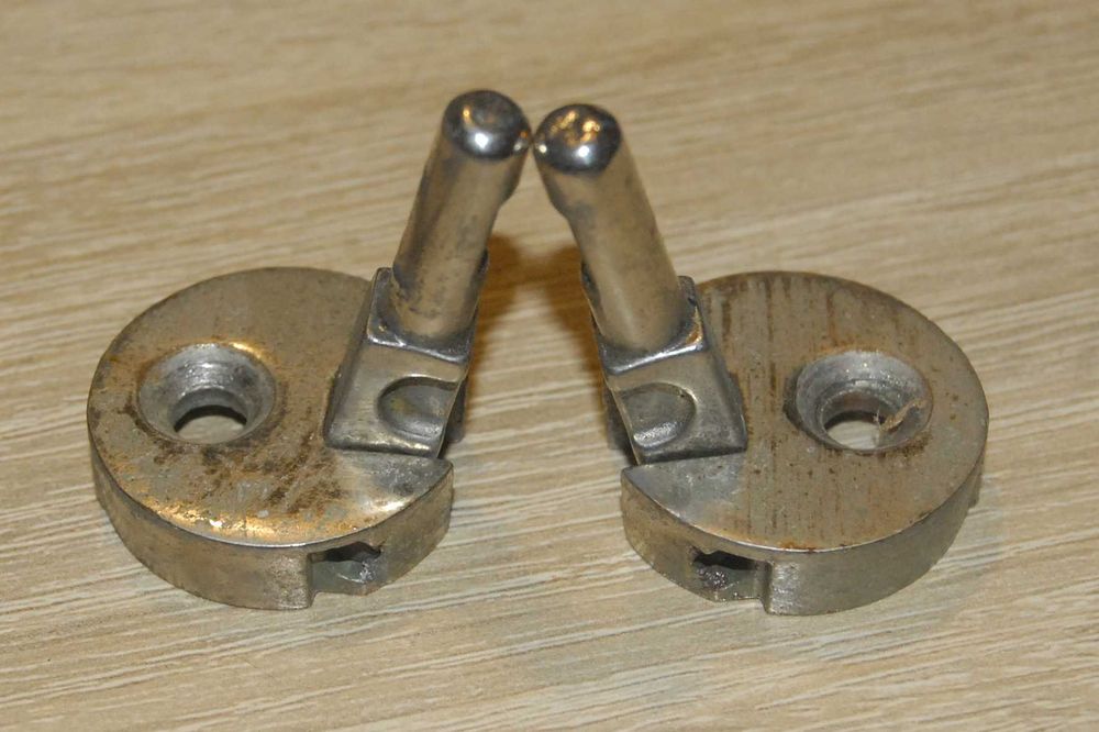 Шарниры крепления швейной машинки к столу или тумбе . Пара.