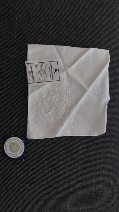 Lenço com bordado da Madeira