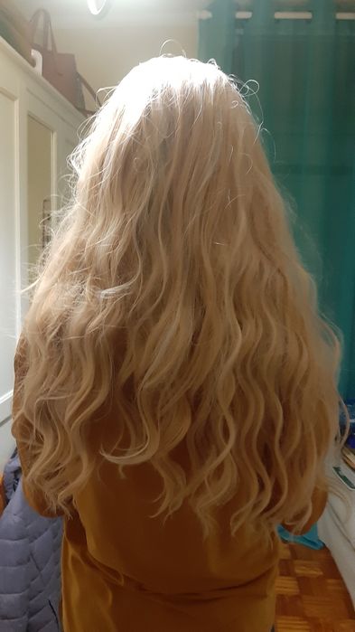 Peruca loira - 65 cm de comprimento