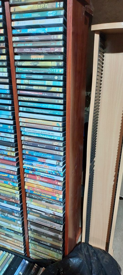 Leitor dvd com sistema surround + 3 Estantes com dvds e cds