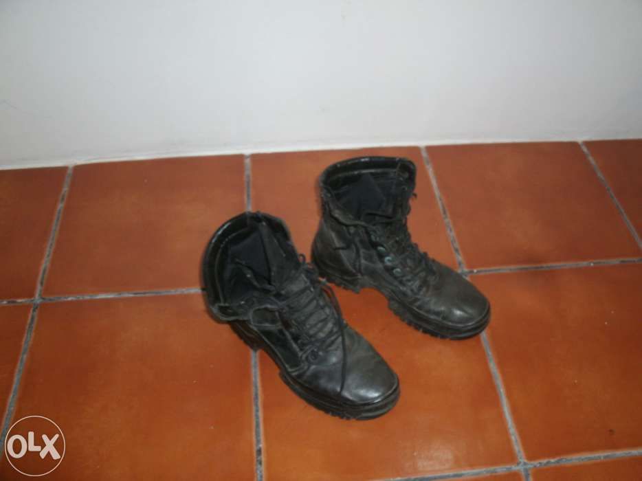 Botas em pele